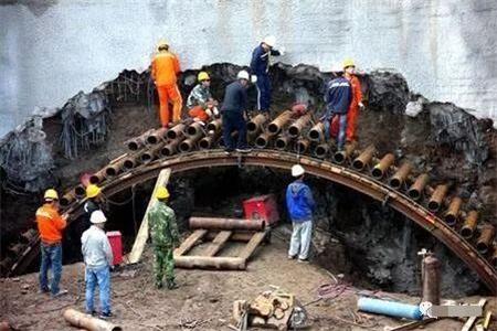 西平隧道钢花管支护案例
